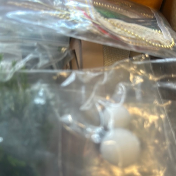 Holiday Time Green and Red Festive Decor Dollhouse Kit #8009 - Picture 13 of 14